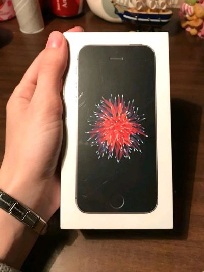Лот: 10925907. Фото: 1. НОВЫЙ iPhone SE 32Gb. Смартфоны