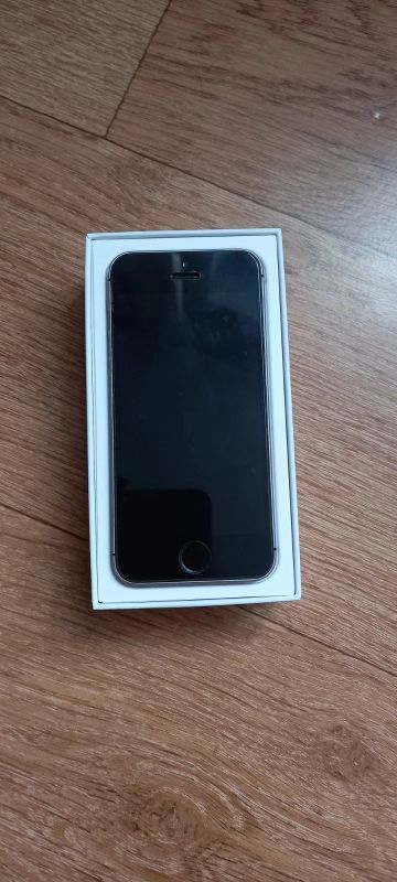 Лот: 16483318. Фото: 1. Iphone SE. Смартфоны