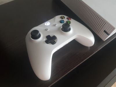 Лот: 16030485. Фото: 1. Xbox One S 500Gb. Игровые приставки, консоли