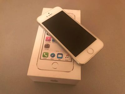 Лот: 8909215. Фото: 1. iPhone 5s silver на гарантии. Смартфоны