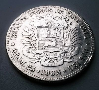 Лот: 25522913. Фото: 1. Серебряные 5 боливар 1935 года... Америка