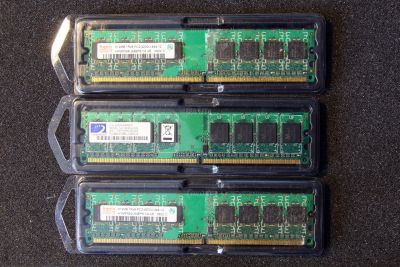 Лот: 15487084. Фото: 1. Три планки DDR2 по 512Mb одним... Другое (комплектующие)