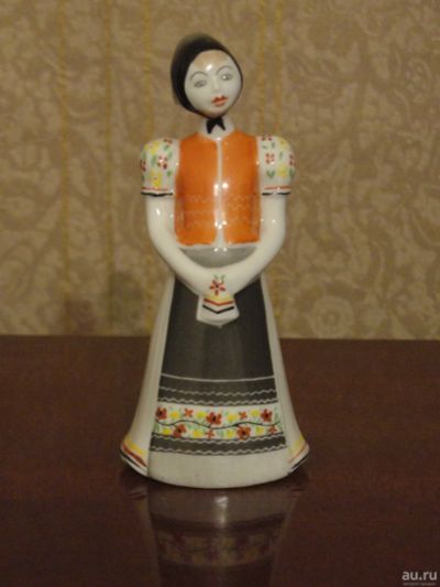 Лот: 17950378. Фото: 1. Фарфоровая фигурка девушки. Фарфор, керамика