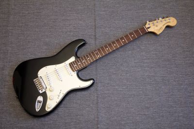 Лот: 15227487. Фото: 1. Fender Squier Standard Stratocaster... Гитары