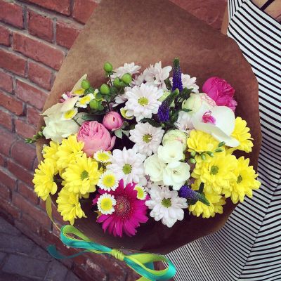Лот: 6854773. Фото: 1. Фирменный букет от Радуги Цветов... Свежие цветы