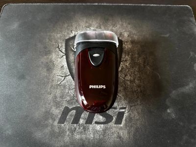 Лот: 20652150. Фото: 1. Бритва электрическая Philips портативная... Укладка и стрижка волос, бритьё, эпиляция