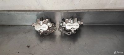 Лот: 22462996. Фото: 1. Суппорта передние Suzuki Boulevard... Запчасти