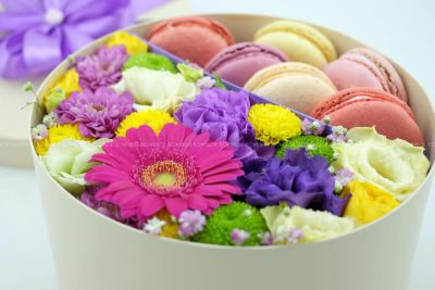 Лот: 6924003. Фото: 1. FlowerBox с макарунами (хризантема... Другое (цветы, букеты)