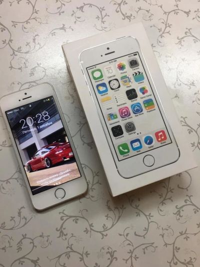 Лот: 10705820. Фото: 1. IPhone 5s 32GB white. Смартфоны