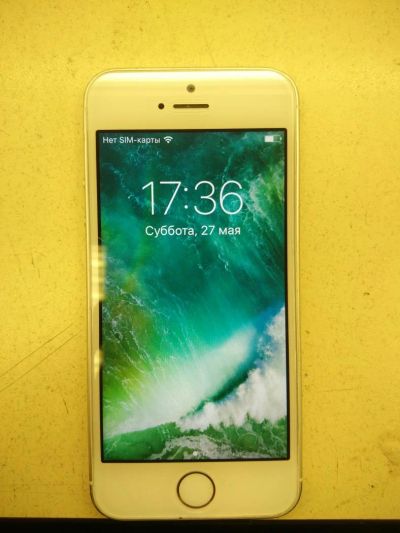 Лот: 9745204. Фото: 1. iPhone 5s Silver 64 Gb. Смартфоны