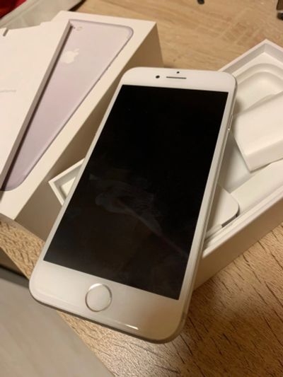 Лот: 15423974. Фото: 1. Iphone 7 32 Gb Белый + чехол зарядка. Смартфоны