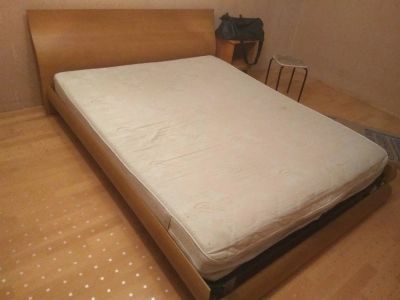 Лот: 10975959. Фото: 1. Двуспальная кровать с матрасом... Кровати