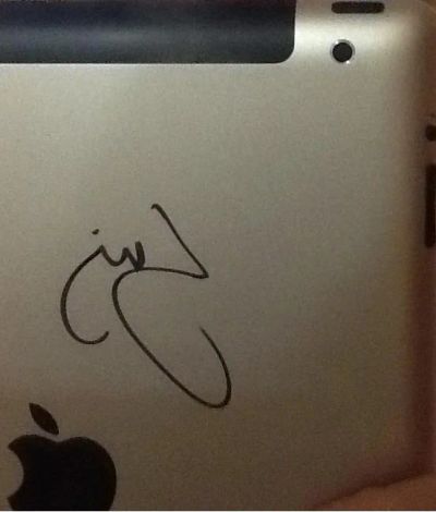 Лот: 3769790. Фото: 1. Ipad 2 с автографом вокалиста... Планшеты