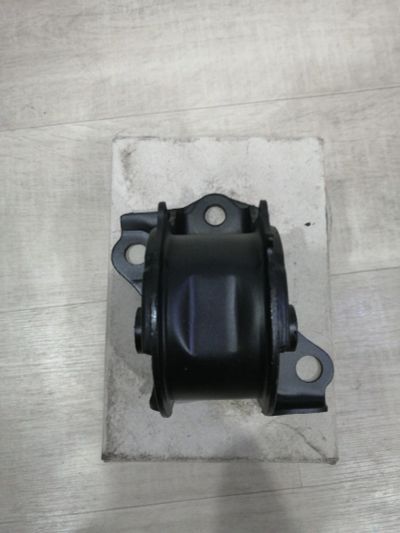 Лот: 13493364. Фото: 1. Подушка двс Honda CR-V RD1передняя. Двигатель и элементы двигателя