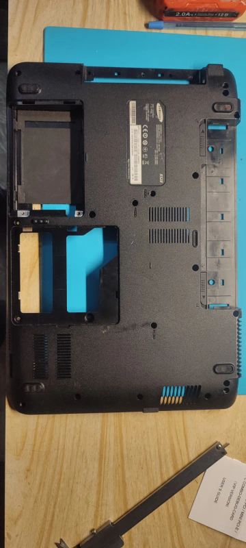Лот: 25746097. Фото: 1. Поддон для ноутбука Samsung r528. Запчасти для ноутбуков