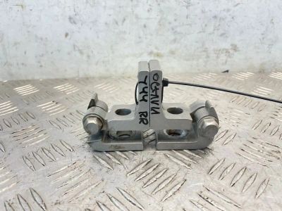 Лот: 25404429. Фото: 1. кронштейн двери Skoda Octavia... Кузов
