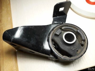 Лот: 8228244. Фото: 1. Задняя подушка КПП Mazda Familia... Трансмиссия