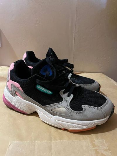 Лот: 21986032. Фото: 1. Кроссовки adidas 39 размер. Кеды, кроссовки, слипоны