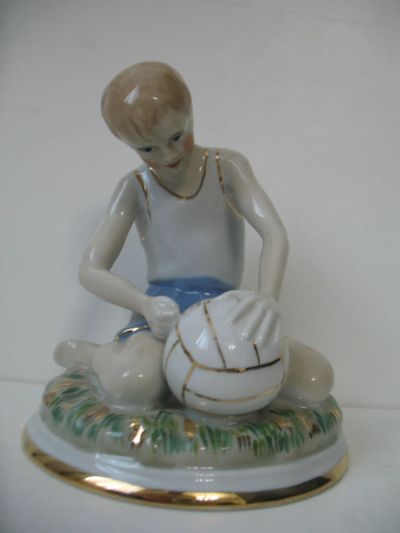 Лот: 14360721. Фото: 1. Мальчик с мячом Футболист Спорт... Фарфор, керамика