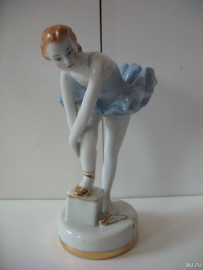 Лот: 15690572. Фото: 1. Балерина надевающая пуанты Балет... Фарфор, керамика