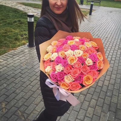 Лот: 6866603. Фото: 1. Фирменный букет от Радуги Цветов... Свежие цветы