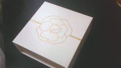 Лот: 6043553. Фото: 1. Коробка Chanel белая на магните... Подарочная упаковка