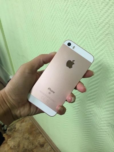 Лот: 12622034. Фото: 1. iPhone SE 32Гб. Чехлы, бамперы
