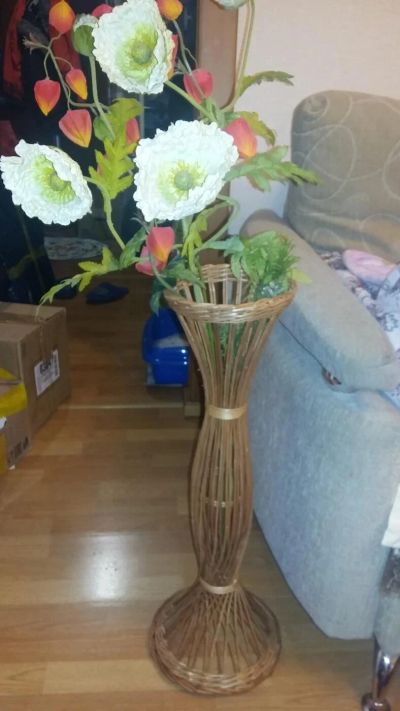 Лот: 10357118. Фото: 1. Плетеная напольная ваза с искусственными... Вазы