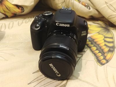 Лот: 12636596. Фото: 1. Canon 600D в отличном состоянии... Цифровые зеркальные