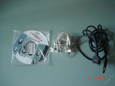 Лот: 84938. Фото: 1. диск,наушники и USB от Motorolla... Кнопочные мобильные телефоны