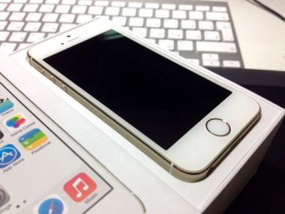 Лот: 5037610. Фото: 1. Продам iPhone 5S Золотой , 16... Смартфоны