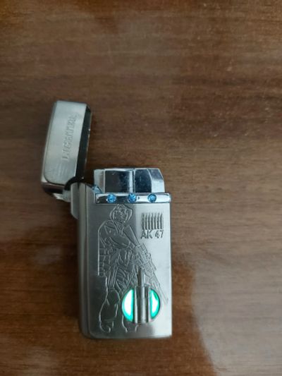 Лот: 22555573. Фото: 1. Зажигалка подарочная бу ак-47. Зажигалки, спички, пепельницы