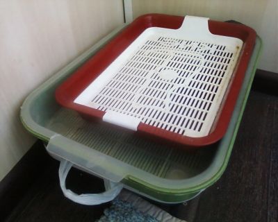 Лот: 4024791. Фото: 1. Три лотка с поддонами.. За все... Миски, лотки, наполнители