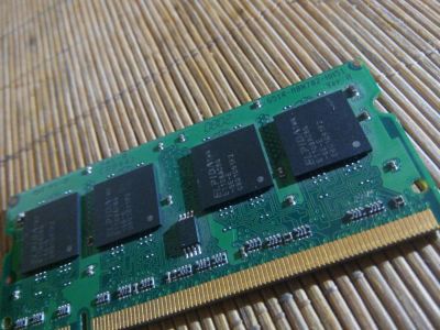 Лот: 10471410. Фото: 1. 1gb ddr2 2rx4 5300 эльпида в бук. Оперативная память