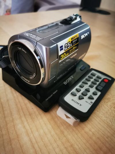 Лот: 20360916. Фото: 1. Видеокамера Sony DCR-SR62 не держит... Видеокамеры