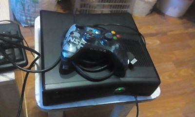 Лот: 11288577. Фото: 1. Игровая консоль Xbox 360 Slim... Игровые приставки, консоли
