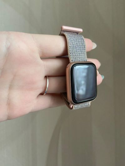 Лот: 19871401. Фото: 1. Apple Watch 4 40mm. Смарт-часы, фитнес-браслеты, аксессуары