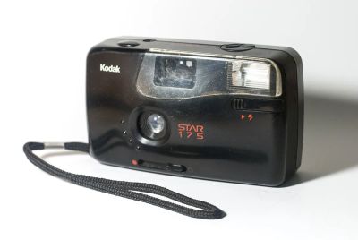 Лот: 23601612. Фото: 1. Фотоаппарат Kodak STAR 175 плёночный. Плёночные компактные