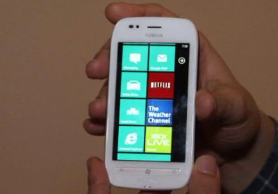 Лот: 4468322. Фото: 1. lumia 710 белый в отличном состоянии. Смартфоны