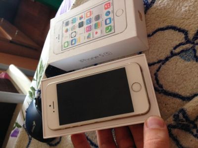 Лот: 5750367. Фото: 1. Продам айфон 5s золото 16гиг. Смартфоны