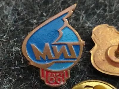 Лот: 16190537. Фото: 1. Фрачный знак. Значок. 60 лет МИГ... Сувенирные