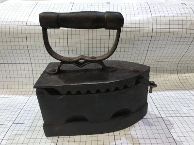 Лот: 19261130. Фото: 1. Старинный утюг угольный, чугунный. Предметы интерьера и быта