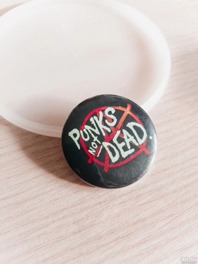 Лот: 16642619. Фото: 1. Значок Punks not dead. Сувенирные