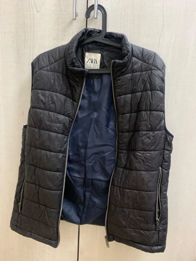 Лот: 21690693. Фото: 1. Жилет Zara. Свитеры, толстовки, худи