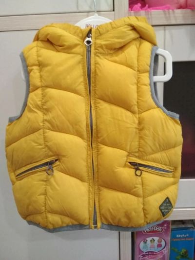 Лот: 10896625. Фото: 1. Продам жилетку ZARA рост 74. Верхняя одежда