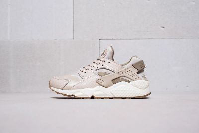 Лот: 11617626. Фото: 1. Кроссовки Nike Air Huarache Premium. Кеды, кроссовки, слипоны
