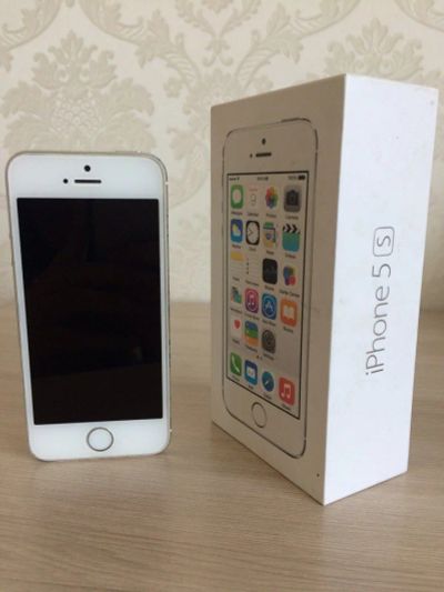 Лот: 9456967. Фото: 1. iPhone 5s silver 16gb. Смартфоны