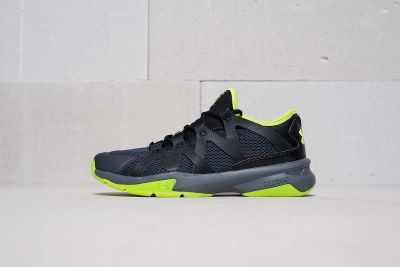 Лот: 11230531. Фото: 1. Кроссовки Under Armour Charged... Кеды, кроссовки, слипоны