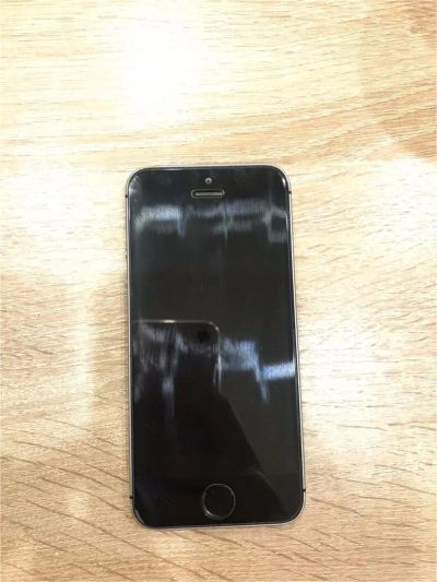 Лот: 10663051. Фото: 1. Iphone SE 16 GB. Смартфоны
