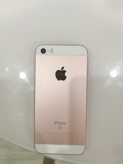 Лот: 12951972. Фото: 1. Iphone se 64 gb. Смартфоны